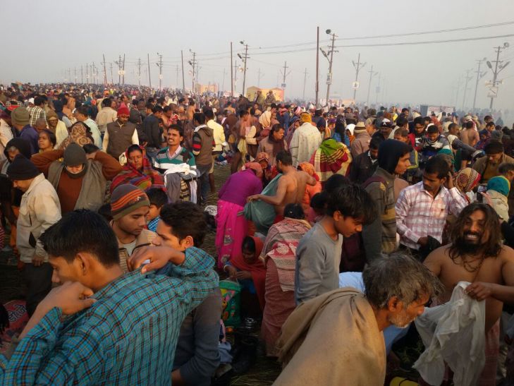 magh mela मकर संक्रांति पर संगम नगरी में उमड़ा भक्तो सैलाब लाखों श्रद्दालुओं ने लगाई गंगा में डुबकी