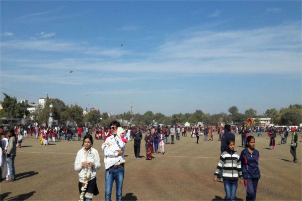 kite festival: collector's shot hit the gilli पतंगोत्सव: कलेक्टर ने मारा गिल्ली को शॉट, दिव्यांगों ने दिखाई पैंतरेबाजी
