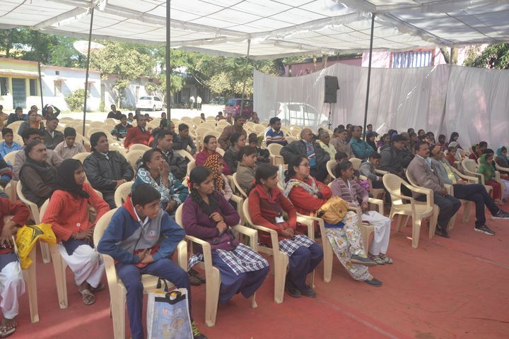 The mayor told the children the story महापौर ने बच्चों को सुनाई कहानी