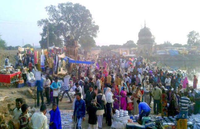 mela सिर्फ इस दिन हिरन नदी में दिखती हैं दूध के समान 7 धाराएं