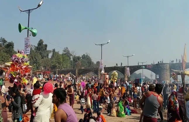 tilwara VIDEO: उत्तरायण हुए सूर्य, नर्मदा तट पर हजारों ने लगाई पुण्य की डुबकी