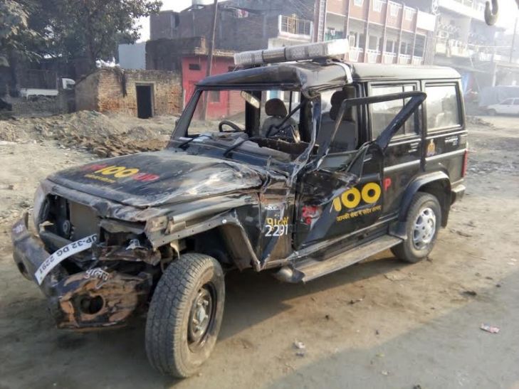 police यूपी 100 वाहन बेकाबू होकर पलटी, सिपाही गम्भीर