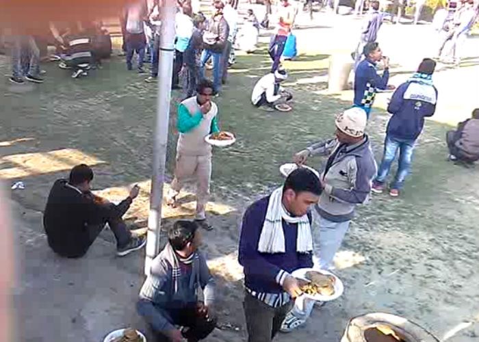 chunav achar sanhita सम्मेलन में दावत देकर बुरी फंसीं सपा जिलाध्यक्ष, केस दर्ज