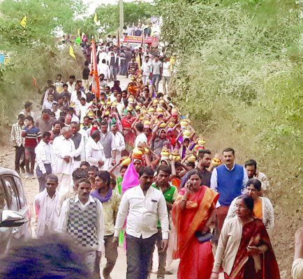 Narmada service travel नर्मदा सेवा यात्रा बीकोर पहुंची, ग्रामीणों को हरियाली चुनरी औढ़ाने का दिलाया संकल्प