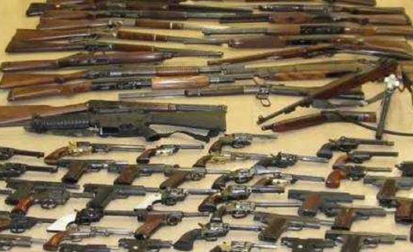 Rifles and bullets found कौशाम्बी में पुलिस ने बोलेरो से बरामद की चार राइफल व कारतूस की खेप