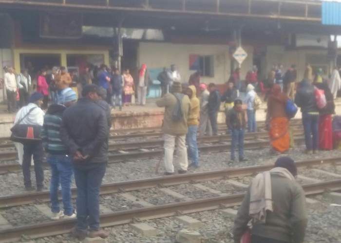 kr 3 रेलवे ट्रेक में अचानक आया क्रेक, ब्रेक शू से उठा धुंआ, मच गई खलबली