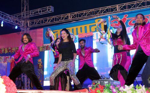 dancing bolywood artist Bolywood कलाकारों ने बांधा समां, बच्चों ने की मौज-मस्ती, लिया एडवेंचर्स का मजा