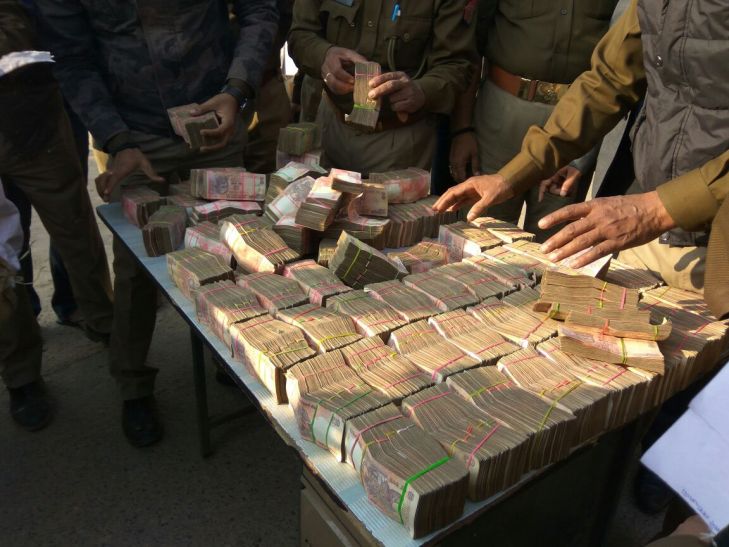 recovered चंदौली में चेंकिंग के दौरान चार लाख रूपये बरामद