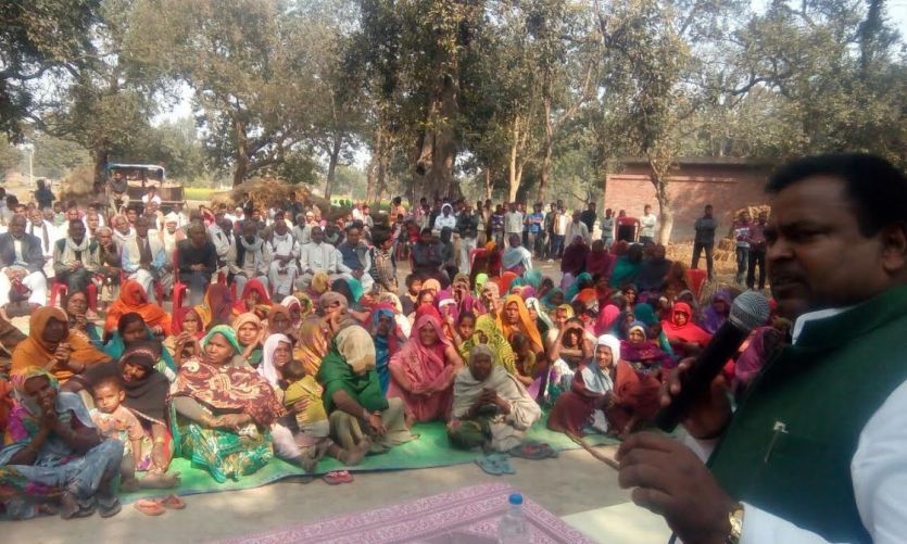 Gatari Prajapati गायत्री ने दिखाई ताकत, ग्रामीणों से मुलाकात कर नुक्कड़ सभा की