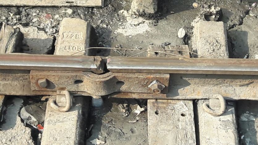 rail accident मुगलसराय में टला बड़ा रेल हादसा, टूटी पटरी से गुजर गई कई ट्रेनें