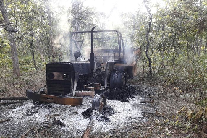 naxals blow up vehicles in Bijapur नक्सलियों ने सड़क निर्माण कार्य में लगी जेसीबी मशीन व ट्रैक्टर को फूंका
