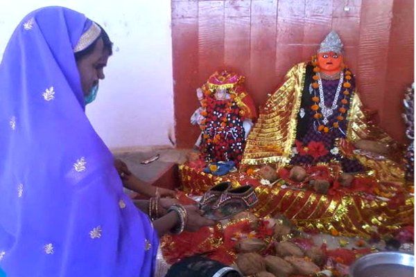 Religion: Durga Mandir Where Peoples Donate There Slippers - मन्नत पूरी होने पर इस मंदिर में माता को चढ़ती है चप्पल, विदेशों से भी आती है सैंडिल | Patrika News