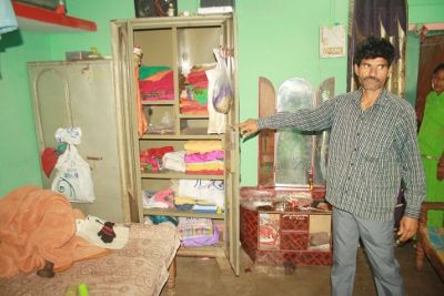 Theft carried out by burglars in the house deserte जेवर और नगदी ले उड़े चोर।