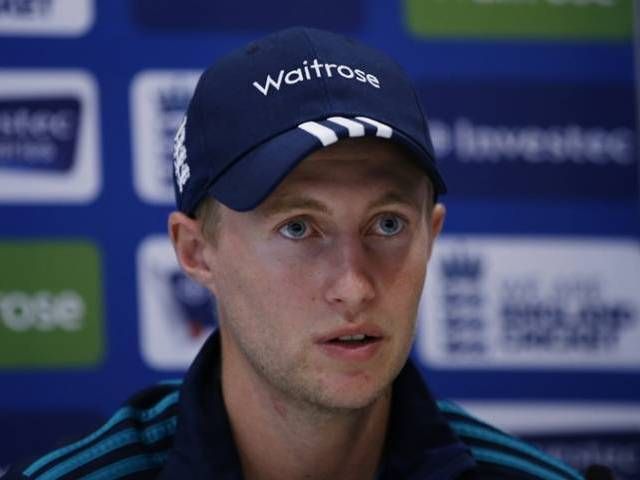 watch joe root gifts england team jersey to retiri दिग्गजों ने की इंग्लैंड की कड़ी आलोचना