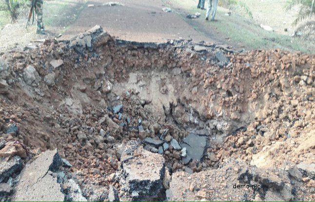 4 jawans killed in IED blast जवानों को निशाना बनाने छिपा रखा था IED, पैर रखते ही हुआ जोर का धमाका