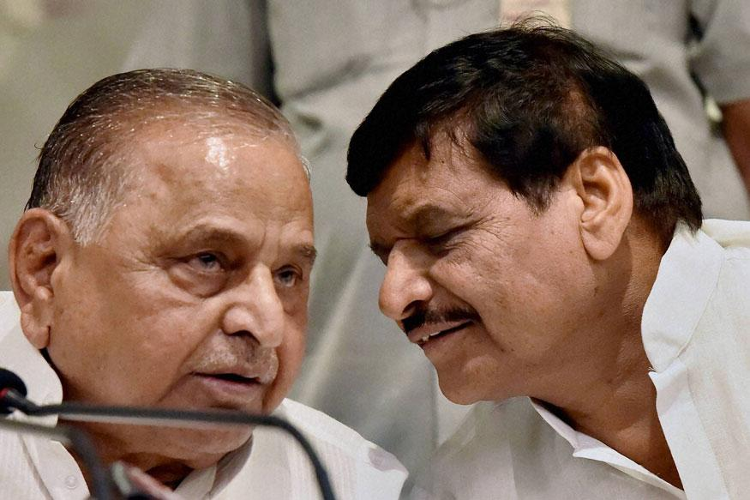 ...तो बबुआ को चाचा डुबो कर ही लेंगे दम, ‘मुलायम के लोग’ कर रहे हैं प्लानिंग
