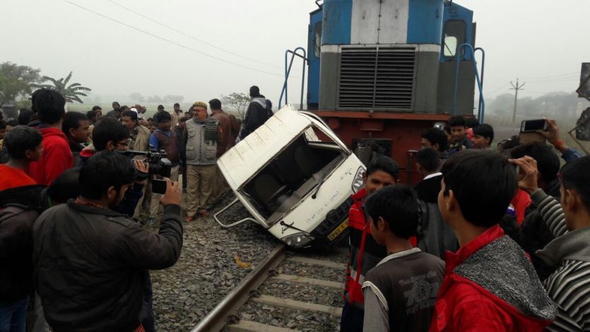 accident रेल हादसा- चंदौली में मालगाड़ी ने मारी पिकअप वैन को टक्कर