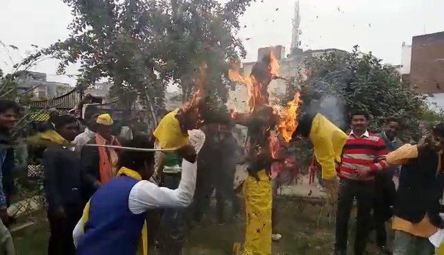 bhartia samaj party, जौनपुर में बागी हुये भासपाई, फूंका झंडा और पुतला