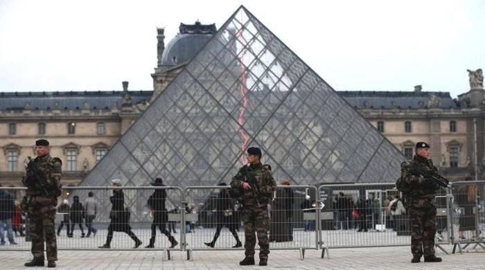 French soldier fires on man पैरिसः चाकू लेकर म्यूजियम में घुस रहा था शख्स, सैनिक ने मारी गोली