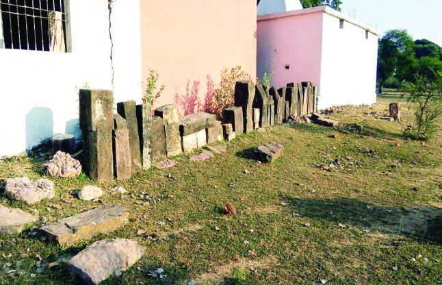 Century 15 Heritage Vien temples, these inscriptio धरोहर:15 वीं सदी के मंदिर, ये शिलालेख चीख रहे सहेज लो मुझे वरना फिर नहीं मिलेंगे निशान