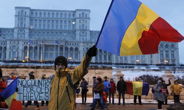 mass protests in Romania प्रदर्शनकारियों के आगे झुकी रोमानिया की वामपंथी सरकार