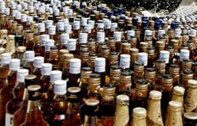 liquor smuggling होली के लिए जमा 2250 बोतल शराब बरामद, एक तस्कर गिरफ्तार