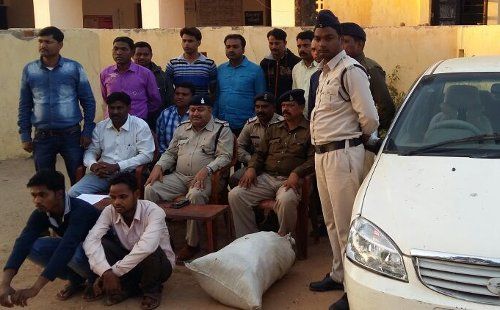 hemp smuggler in custody आंध्रप्रदेश से कार में छिपाकर ला रहे थे 18 किलो गांजा, 2 तस्कर गिरफ्तार