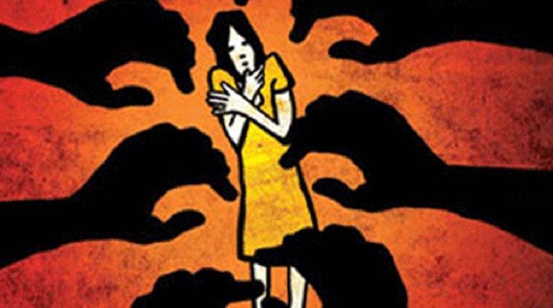 Gangrape महिला से फ्लैट में दुष्कर्म, बचने के लिए बालकनी से कूदी