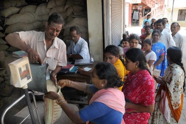 aadhaar card, ration card link aadhar card, new d मप्र की राशन दुकानों का बदला नजारा, अब खाली हाथ नहीं लौटते जरूरतमंद