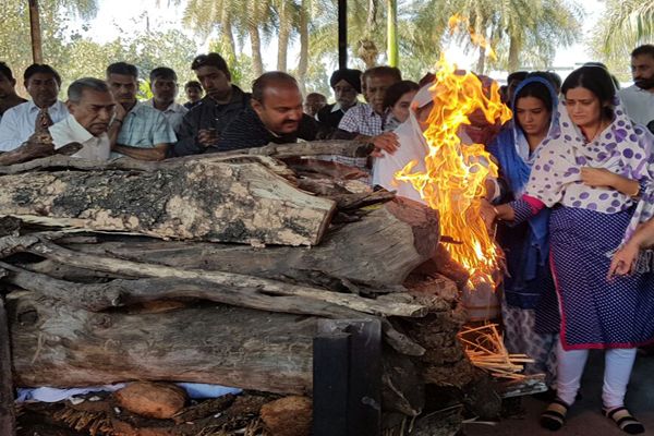 Father S Funeral Done By Daughters With Full Hindu Rituals अ त म स स क र स पहल ब ट य न क य यह न क क म पढ कर आ ख भ ग ज ए ग Patrika News