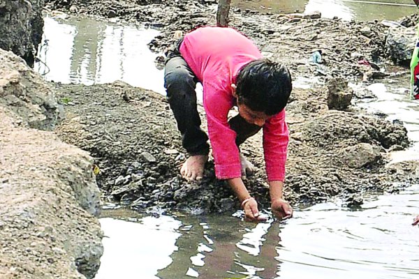 Child drank Polluted water of sewer Child drank Polluted water of sewer