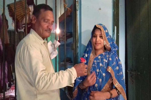 bihar police doing marriage with ladies prison in अजब प्यार की गजब कहानी- जिस जेल में तैनात था पुलिसकर्मी, वहीं की महिला कैदी में नजर आया चांद और फिर...