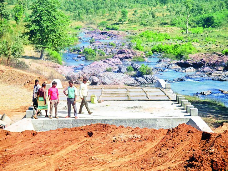 corruption in Culvert construction वाह रे सरकार! भ्रष्टाचार की पुलिया वहां बना दी जहां आगे रास्ता ही नहीं