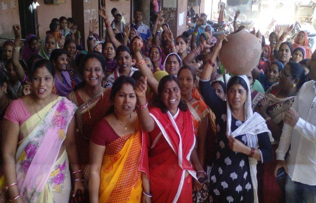 Should not wine the water shouting reached women C शराब नहीं पानी चाहिए के नारे लगाते हुए महिलाएं निगम दफ्तर पहुंची