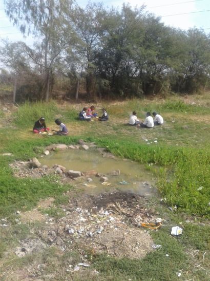 sagar गंदगी के बीच बच्चों को परोस रहे भोजन, बीमार हो जाएंगे तो कौन होगा जिम्मेदार?