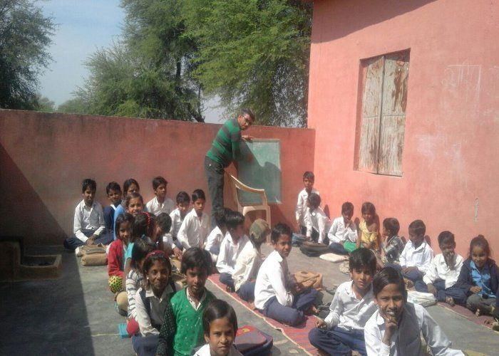 under tree पेड़ की छांव में शिक्षा का पाठ, अभावों में कर रहे पढ़ाई