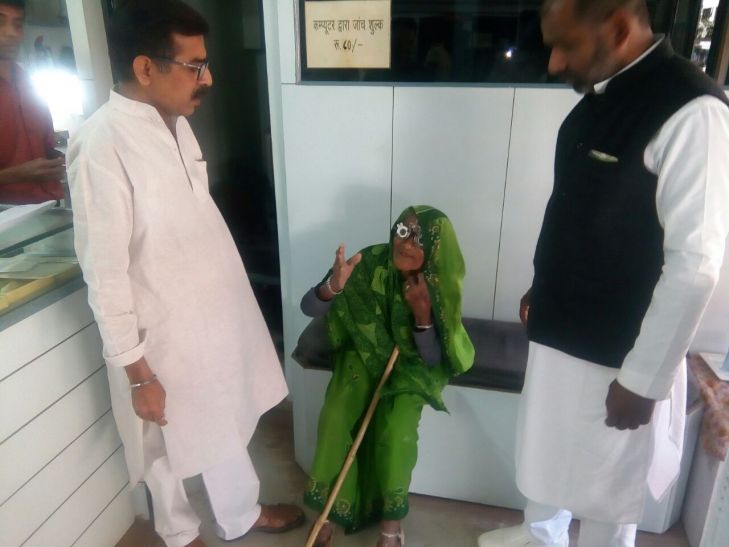 eye check बेटा कहा तो कलेक्टर ने कराई आंखों की जांच