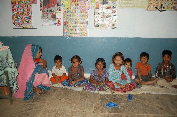 Malnutrition in bhopal,MP भोजन बनाने वाले खेत पर गये, आज भूखे रहे 30 बच्चे