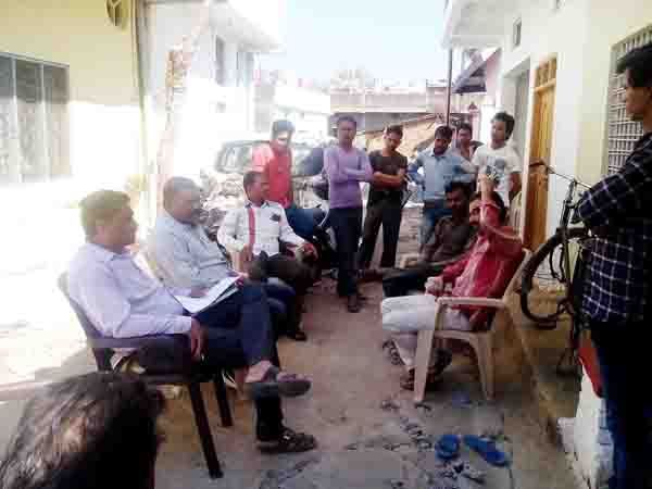 kareli घरों के सामने खड़ी दो कारों में धधक उठी आग, ऐसे हुई घटना