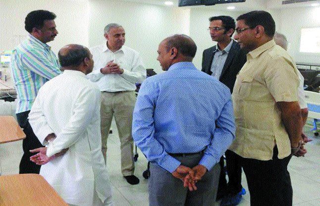bangalore चिकित्सा मंत्री ने किया डायलिसिस सेंटर का अवलोकन