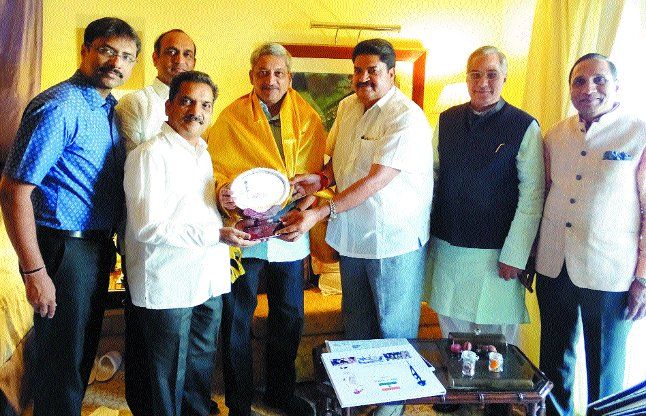 bangalore रक्षामंत्री पर्रिकर का अभिनंदन