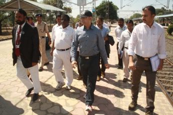 Inspecting chief claims officer ट्रेन से लकड़ी और घास लाने वालों पर कार्रवाई करो