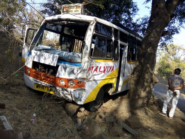 Bus down the drain नाली में उतरी बस,बचे यात्री
