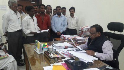 Submitted a memorandum to the district administrat प्रसूता की मौत मामले में न्याय के लिए आगे आया समाज