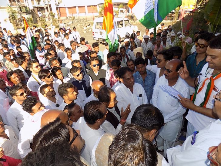 Congressman perform. कांग्रेसियों ने किया पैदल मार्च