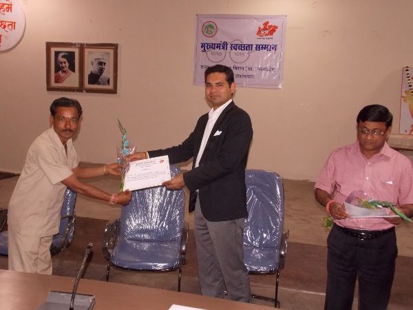 village employment 27 स्वच्छता चैंपियन सम्मानित