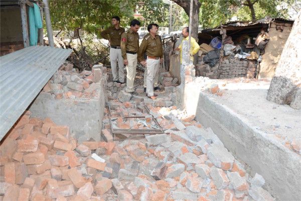 Municipal Corporation removed the illegal construc मंदिर के ओटले पर चली जेसीबी, तो बरसे पत्थर