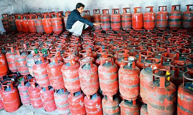 Then a week later cylinder will get booking today गैस की खपत कम कीजिए:आज बुकिंग कराएंगे तो एक सप्ताह बाद मिलेगा सिलेंडर