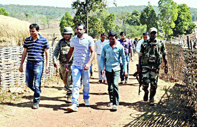 The district as village where is also Poles no ele जिले में ऐसे भी गांव जहां खंभे तो है पर बिजली नहीं