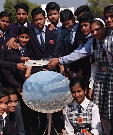 students made models व्यक्ति या जानवर के सामने आते ही रुक जाएगी ट्रेन... जानिए कैसे